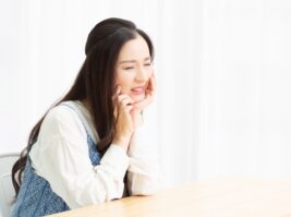 歯並びに悩む女性